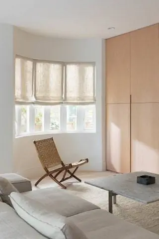 В гостиной кресло Folder от Hans Wegner, а журнальный столик PK61 от Poul Kjaerholm