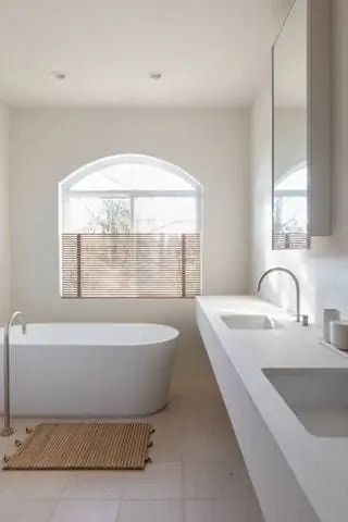В главной ванной комнате установлена ванна от Blu Bathworks, а ковер от Agape. Деревянный элемент в окне был…