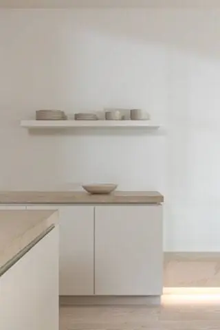 На кухне и в столовой несколько тарелок и мисок производства Heath Ceramics и Janaki Larsen