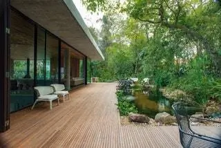 Casa Mais Linda - это частная резиденция, которая доводит чистые изгибы брутализма до крайности в своей структуре в…
