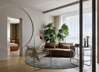 В гостиной диван Offset от Norm Architects, а кресло Wassily от Marcel Breuer. Ковер был сделан на заказ и…