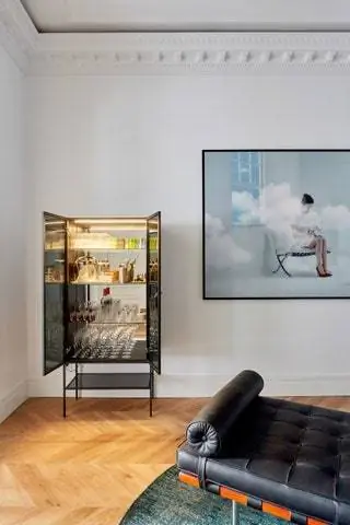 Шкаф BoConcept и две фотографии Джона Райта дополняют друг друга и составляют этот обновленный классический микс