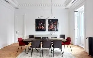 В столовой две фотографии цветов Yellowcorner. «Дерево стола BoConcept вместе с лампой от…