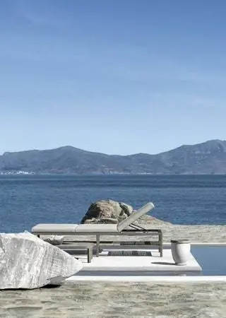 Коллекция Grand Life, разработанная в сотрудничестве с Кристофом Пийе, пополнилась новым изделием в 2020 году. Кресло из…