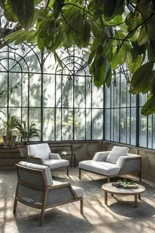 В этой коллекции мы также находим диваны и кресла для отдыха со структурой из тикового дерева и элегантной плетеной…