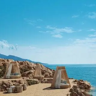 Внутри большое круглое сиденье с мягкими подушками. Он мобилен и адаптируется без крепления к земле и может быть…