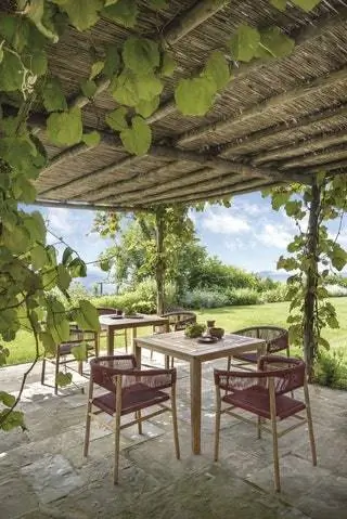 Килт стула, ткань которого вдохновлена тканевой одеждой, которая оборачивает талию гордых обитателей…