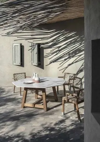 Рожденная как линия гостиной Rafael, она также представляет собой столовую со столами разных размеров и креслами, которые подтверждают…