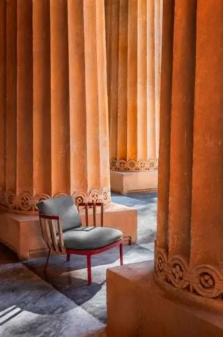 Коллекция Swing рождается из «архитектурной игры» повторений элементов из тикового дерева, закрепленных на…