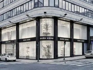 В эти выходные Zara Home вновь открылась в Ла-Корунья, одном из самых символичных магазинов, где она дебютировала со своим новым глобальным имиджем