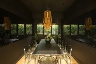 В столовой лампы Allegretto Assai от Foscarini, стулья Ghost от Филиппа Старка, а стол был сделан…
