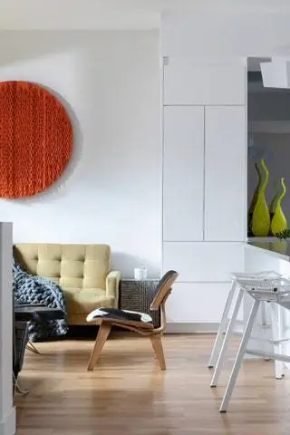 Стул LCW от Eames, винтажный диван, табуретки от Magis, а работа от Warren Dean Flandez