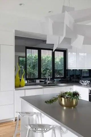 На кухне подвесной светильник Big Bang от Foscarini, чаша La Stanza Dello Scirocco от Alessi и…