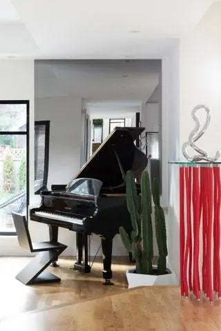 Стул Zigzag от Геррита Ритвельда, а стол Org от Cappellini