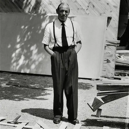 Альвар перед финским павильоном в Венеции