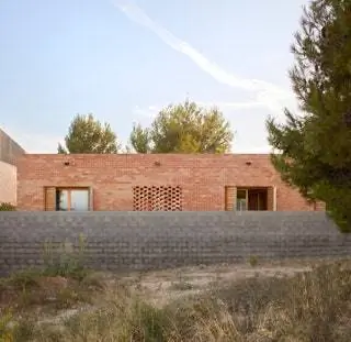 Casa Btera - это, прежде всего, дом, который претендует на мастерство и близость к технологиям, оправляясь от…