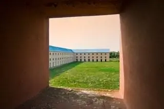 18.30, день заканчивается, и ворота кладбища можно закрыть за нами, наше время скоро придет…
