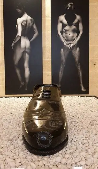 Антонио Обрадор не только переделывает помещения, но и наделяет их особыми элементами, такими как гроб…