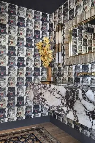 Обои Gucci с изображением тигровой морды послужили источником вдохновения для остальной части дизайна этой туалетной комнаты. Майли сказала мне…