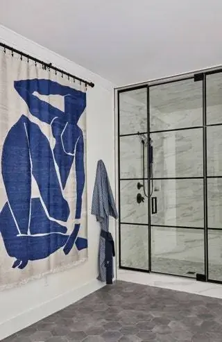 Настенная подвеска с изображением Blue Nude III Анри Матисса привносит элегантную безмятежность в главную ванную комнату Майли. Дом тоже…