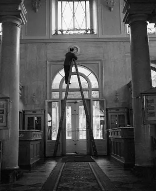 Черноббио Вилла д'Эсте. В 1950-х ремонт гостиничных часов. Фото Слим Ааронс