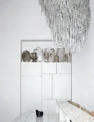Еще один уголок кухни с фасадами шкафов от Sandiseño Interior. Подносы и подсвечники из нейзильбера и…