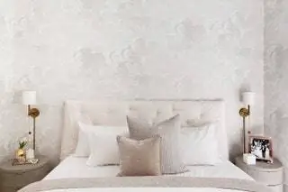 В главной спальне обои от Cole and Sons, кровать от Pianca, прикроватные тумбочки и…