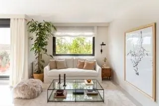 Бра на диване от Aromas del Campo. Подставка для журналов Zara Home. Текстиль в гостиную был куплен в…