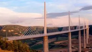 Ассошиэйтед Архитекторы ChapeletDefolMousseigne. Расположение Millau Aveyron Occitanie Франция. Инаугурация 2004