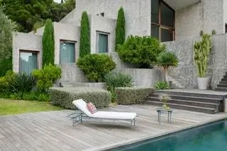Классическая структура коллекции 1800 воплощена в этом шезлонге из лакированного алюминия. Сдержанный и с трезвыми линиями…