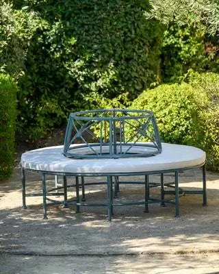 Вдохновленный культовой скамейкой Circle, но сделанный из алюминия с мотивом окна-розетки 1800 года, он интегрируется с…