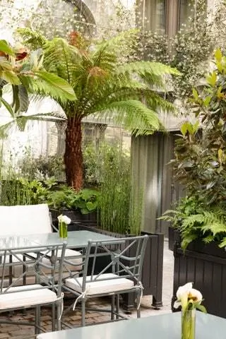 Укромные уголки со вкусом истории, как этот в отеле les Jardins du Faubourg Paris, где Тектона и ее коллекция 1800 года…