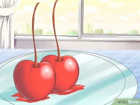 Завяжите узел на стебле вишни языком Шаг 2