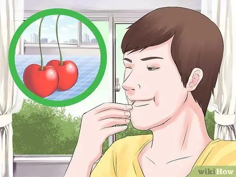 Завяжите узел на стебле вишни языком Шаг 3