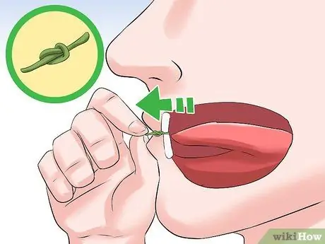 Завяжите узел на стебле вишни языком Шаг 7