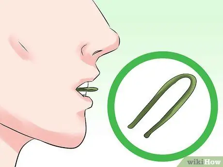 Завяжите узел на стебле вишни языком Шаг 8