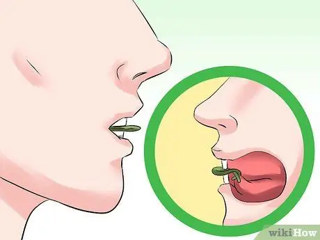 Завяжите узел на стебле вишни языком Шаг 9