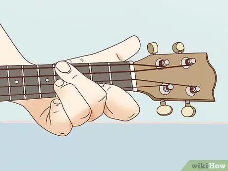Сыграйте аккорд ми на укулеле. Шаг 3