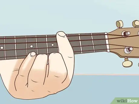 Сыграйте аккорд ми на укулеле. Шаг 5