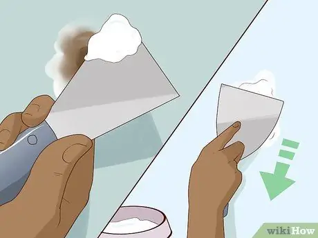 Ремонт дыр в гипсокартоне с помощью шпаклевки Step 5