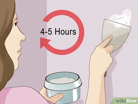 Ремонт дыр в гипсокартоне с помощью Spackle Step 7