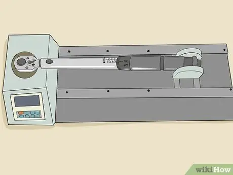 Используйте динамометрический ключ Step 14