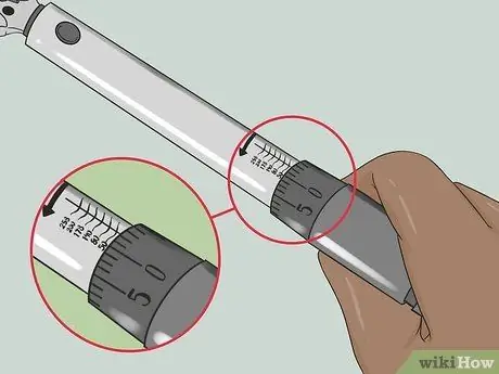 Используйте динамометрический ключ Шаг 2