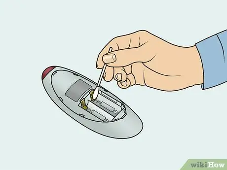 Очистите клеммы аккумулятора Шаг 13