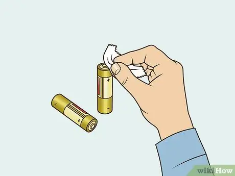 Очистите клеммы аккумулятора Шаг 14