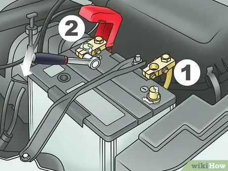 Очистите клеммы аккумулятора, шаг 3