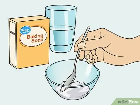 Очистите клеммы аккумулятора Шаг 4