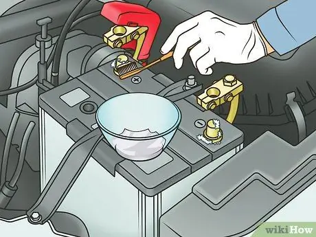 Очистите клеммы аккумулятора Шаг 5