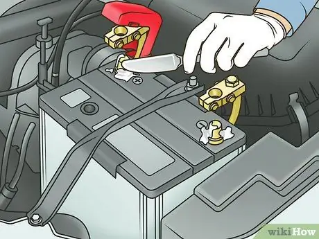 Очистите клеммы аккумулятора Шаг 6