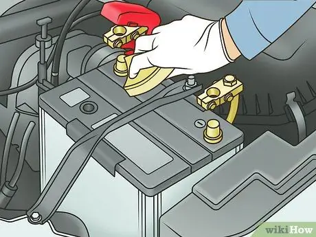 Очистите клеммы аккумулятора Шаг 7